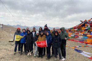 group-of-international-tourists-with-prayer-flags-in-tibet