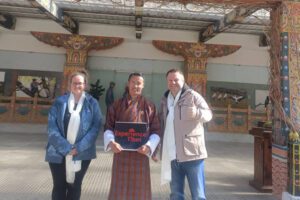 tourists-with-local-guide-in-traditional-dress-tibet