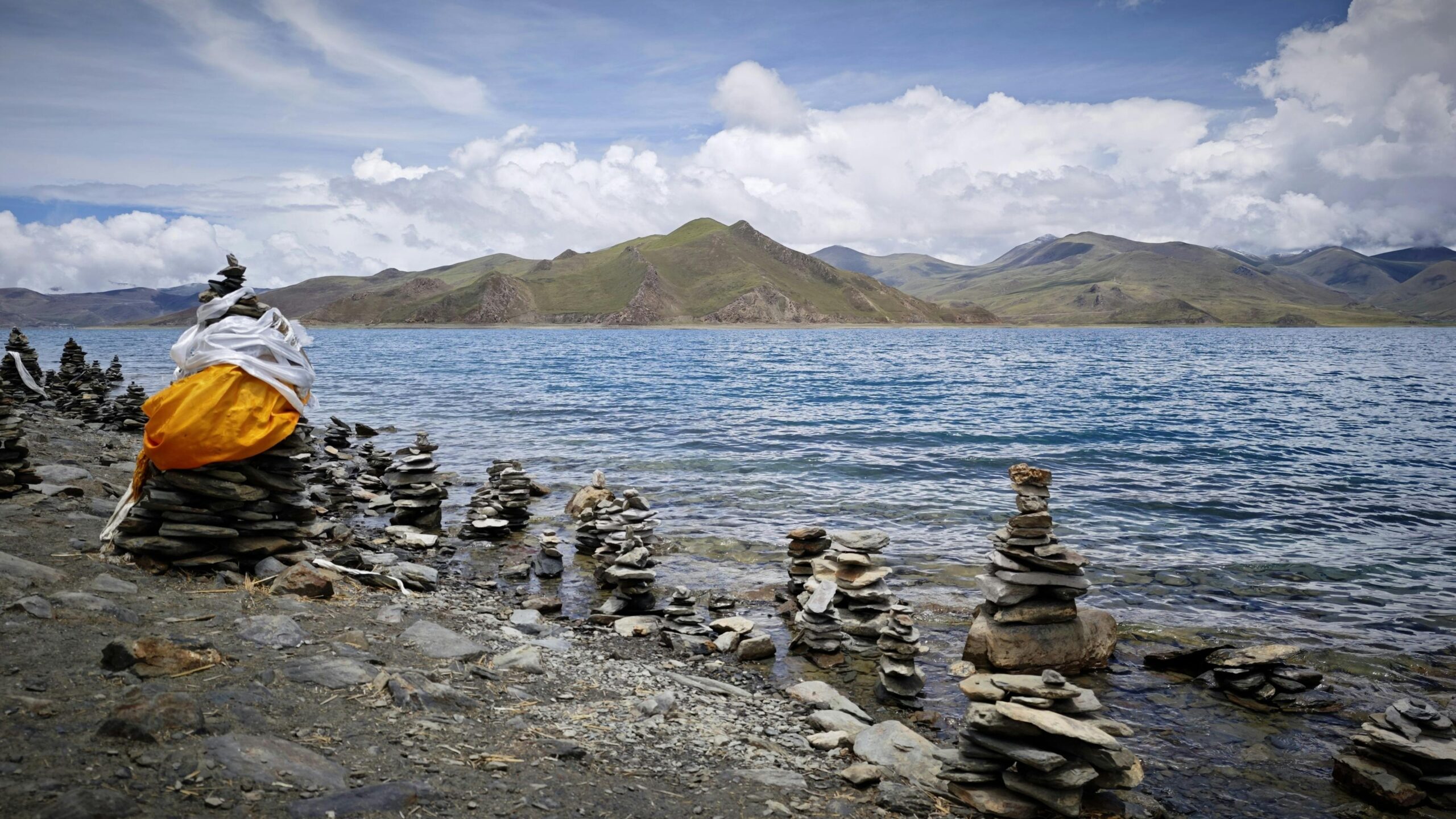 Mani Stone Cairns in Tibet: Meaning, Traditions and How to Respect Them on Your Tour Experience Tibet Mani Stone Cairns in Tibet: Meaning, Traditions and How to Respect Them on Your Tour
