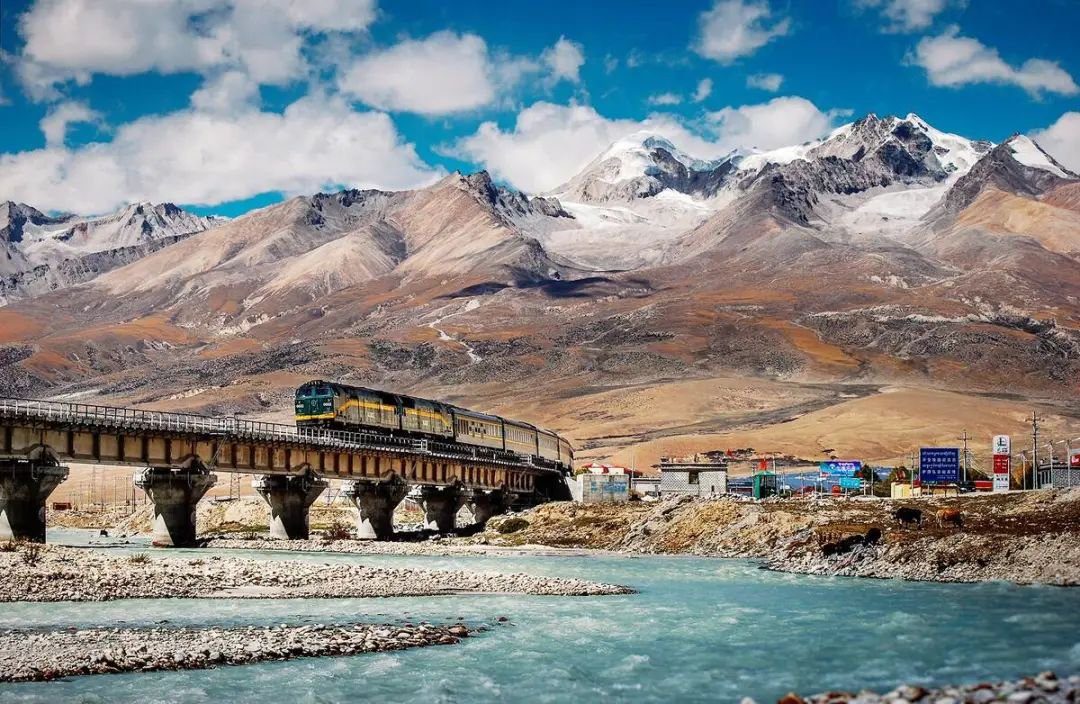 Chengdu to Lhasa Train Tour: Complete 10-Day Guide to the Qinghai-Tibet Railway Experience Tibet Chengdu to Lhasa Train Tour: Complete 10-Day Guide to the Qinghai-Tibet Railway