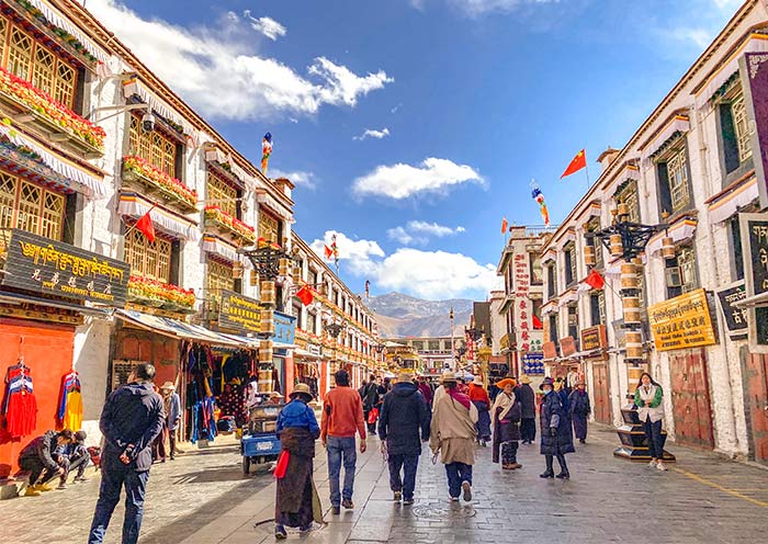 Where to Stay in Lhasa: Old Town, Potala Area or a Quieter Neighborhood?