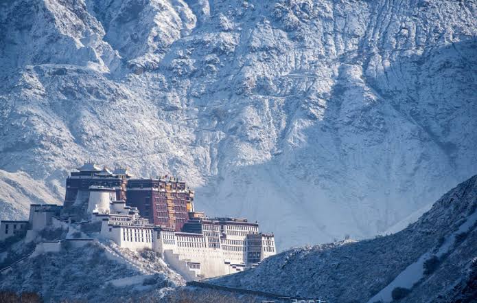 Winter Tibet 2026–2027: Free Scenic Areas, What Stays Open and the Best Routes