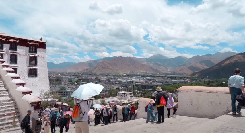 此图片的 alt 属性为空；文件名为 lhasa-city-view-mountain-background-1024x556.jpg