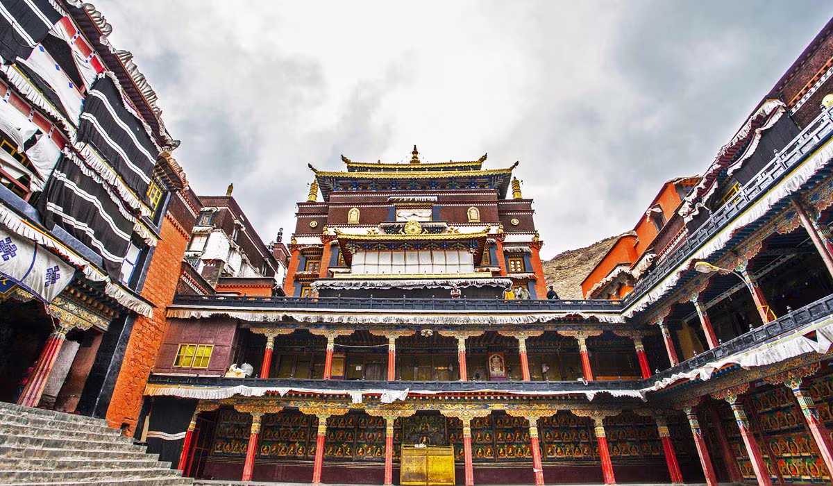Experience Tibet tashilhunpo cuoqin hall