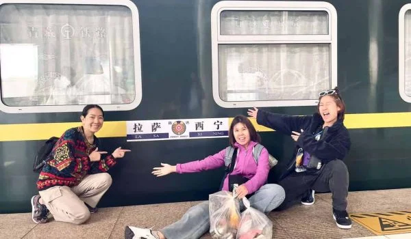 What to Expect on the Tibet Train: Cabins, Oxygen, Food, and Scenery Experience Tibet What to Expect on the Tibet Train: Cabins, Oxygen, Food, and Scenery
